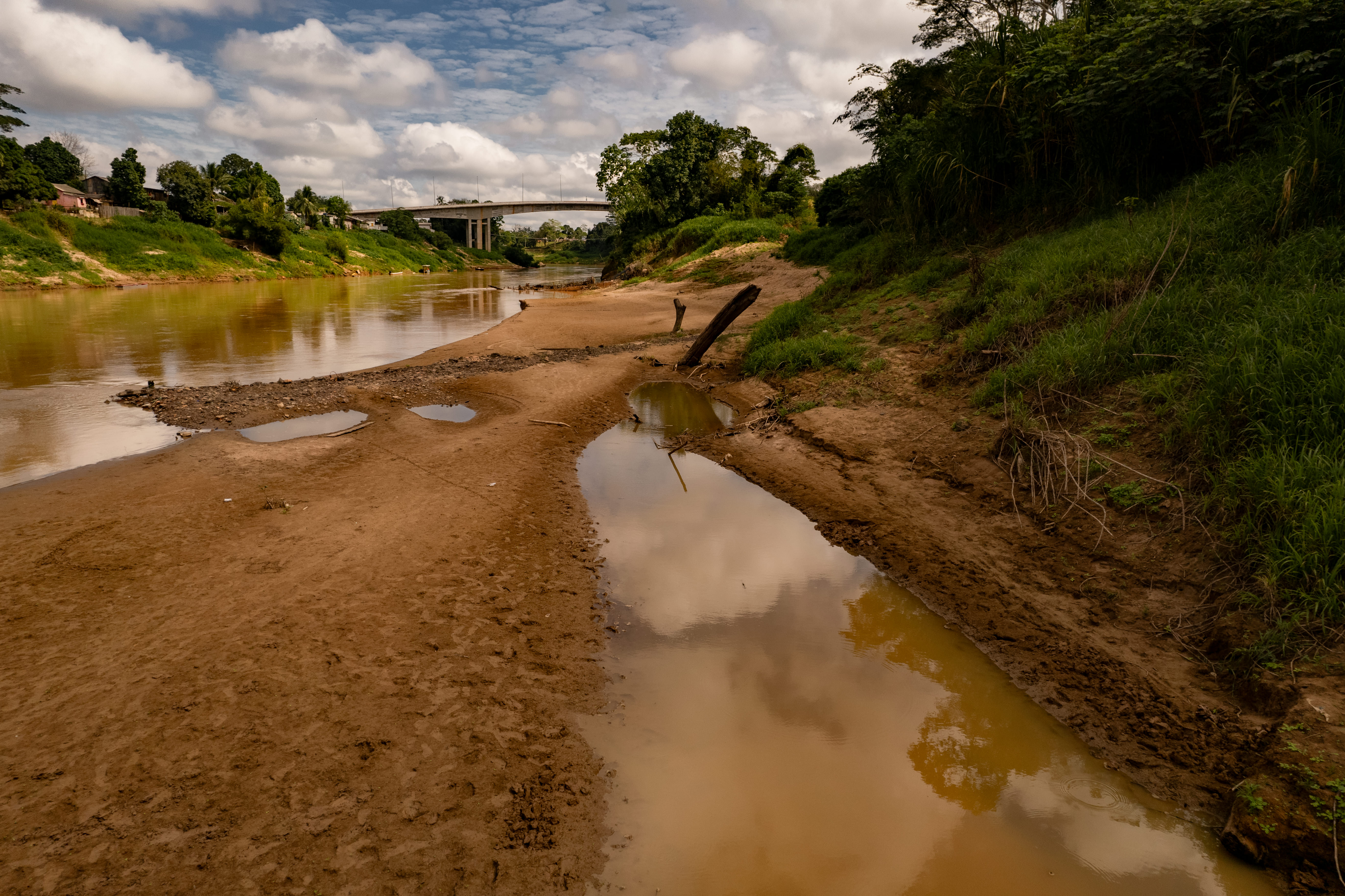 En la era de los fenómenos climáticos extremos, el río Acre revela una Amazonía en transformación