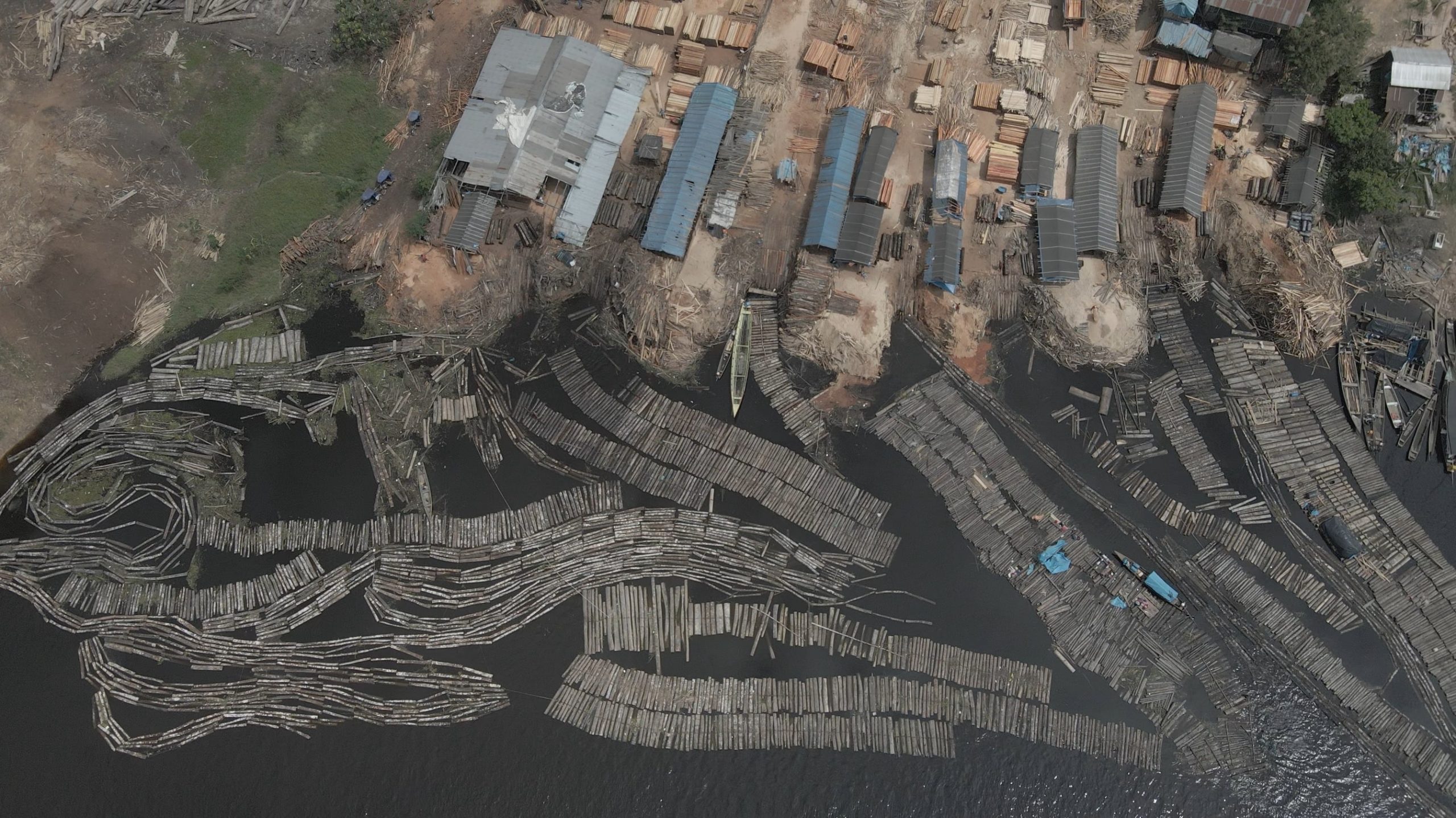 Madera amazónica en el puerto de Pucallpa en el Perú.
