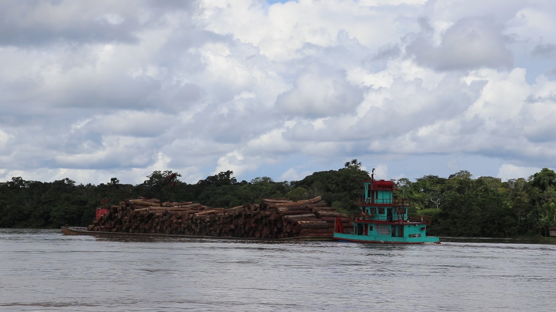 Transporte de madera en un río en Perú.